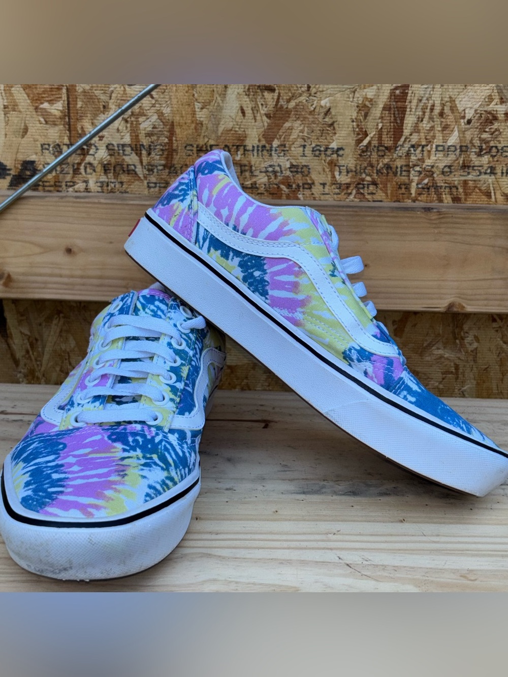 VANS Women's Classic Low Top Lace Up Sneaker